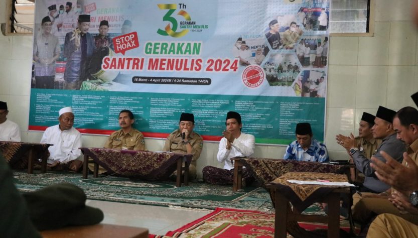 Pj. Bupati Jepara Edy Supriyanta dalam kegiatan Gerakan Santri Menulis 2024, di Pondok Pesantren Al Falah, Desa Bakalan, Kecamatan Kalinyamatan, pada Senin 1 April 2024.