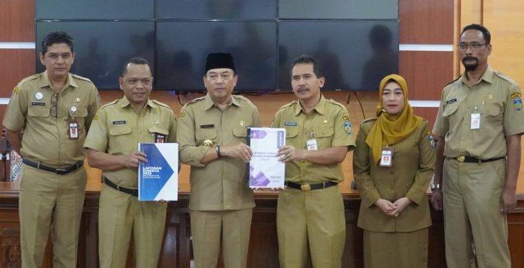 Penjabat (Pj) Bupati Jepara H. Edy Supriyanta menerima Laporan Kinerja Instansi Pemerintah (LKjIP) pada Senin (1/04/2024)