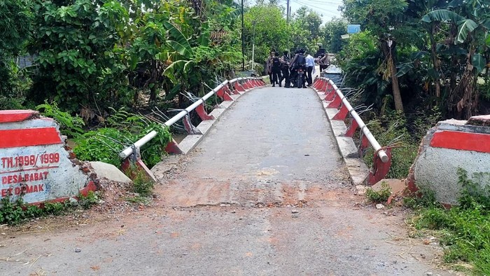 Penampakan jembatan di Desa Babad, Kecamatan Kebonagung, Kabupaten Demak sehabis dirusak warga agar bisa dilalui truk pengangkut sound (Foto: detikJateng)