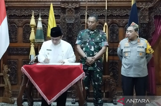 Pj Bupati Kudus Hasan Chabibie didampingi Kapolres Kudus AKBP Dydit Dwi Susanto dan Komandan Kodim 0722/Kudus Letkol Inf. Andreas Yudhi Wibowo saat penandatanganan NPHD di Pendipo Pringgitan Kudus, Jumat (5/4/2024) (Foto: ANTARA)