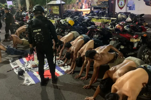 Aparat kepolisian mengamankan belasan remaja anggota geng motor yang meresahkan Kota Semarang (Foto: ANTARA)