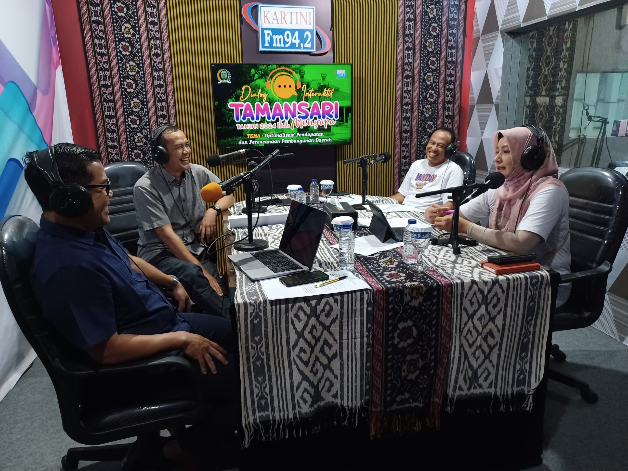 Dialog interaktif Tamansari Menyapa di Radio Kartini pada Rabu (1/5/2024 bertajuk Optimalisasi Pendapatan dan Perencanaan Pembangunan Daerah mengundang Ketua Komisi A DPRD Jepara Agus Sutisna, Kepala BPKAD Jepara Florentina Budi Kurniawati, dan Kepala Bappeda Jepara Hasannudin Hermawan