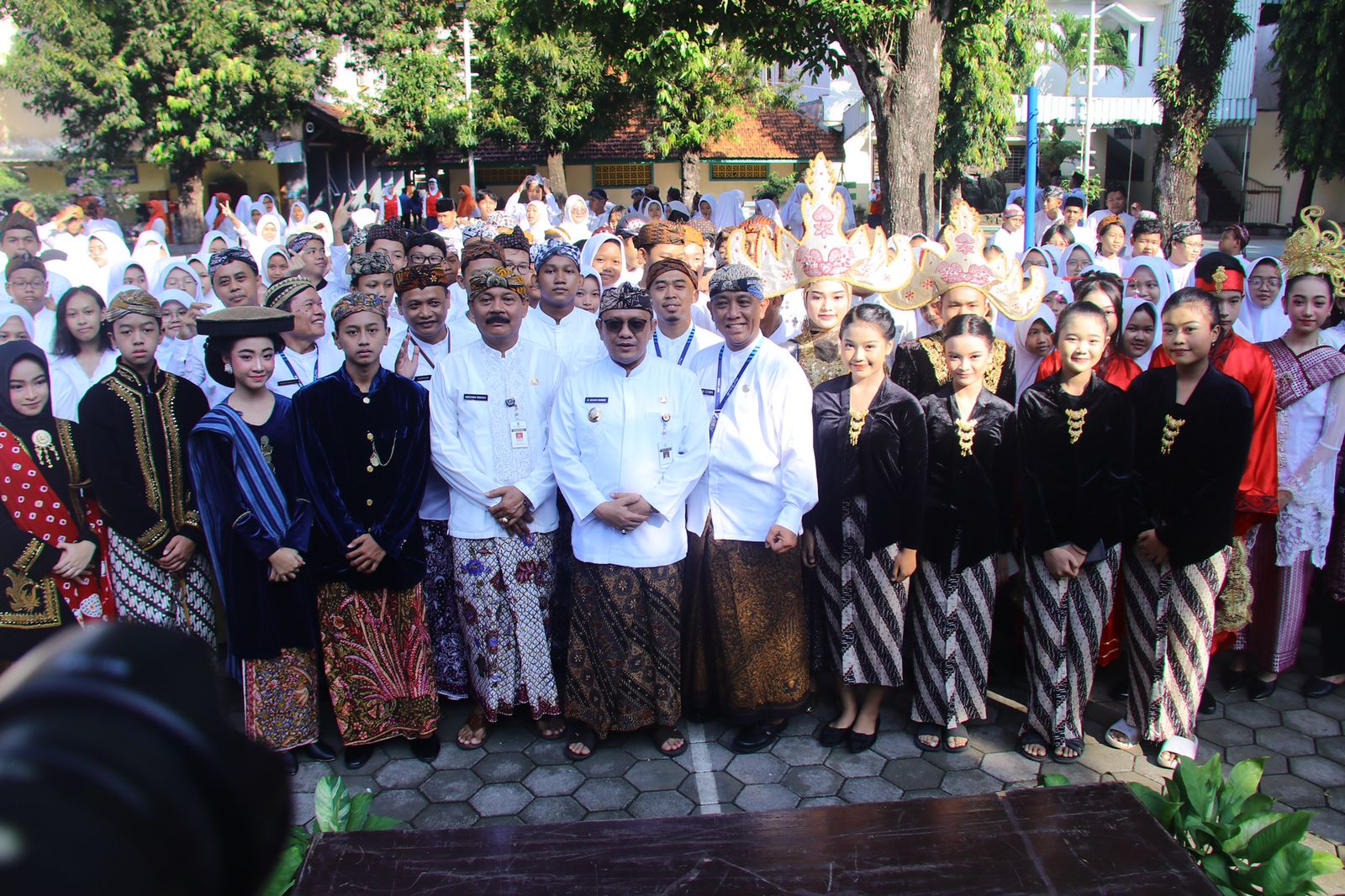 Pj. Bupati Kudus bersama para guru dan sisa. Upacara bendera diikuti oleh seluruh siswa di SMP Negeri 1 Kudus yang kompak mengenakan baju adat Kudusan