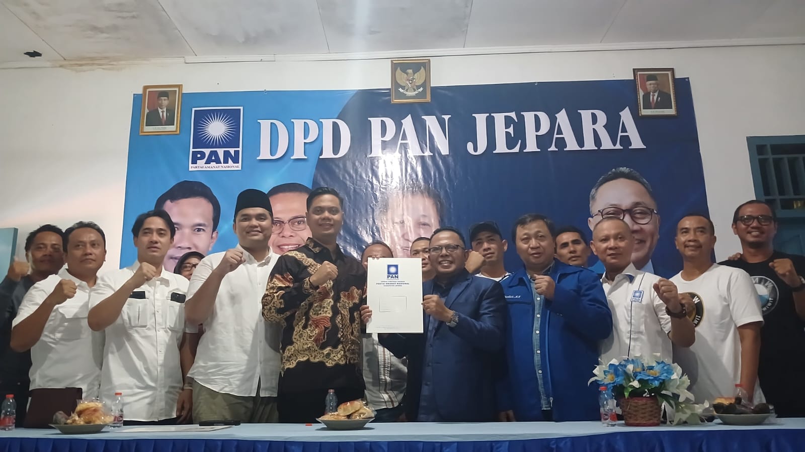 Witiarso Utomo atau Mas Wiwit dan Muhammad Ibnu Hajar atau Gus Hajar kompak mendaftar penjaringan di Dewan Pimpinan Daerah (DPD) Partai Amanat Nasional (PAN) Kabupaten Jepara, pada Jumat (3/5/2024) (KlikFakta/Nur Ithrotul Fadhilah)