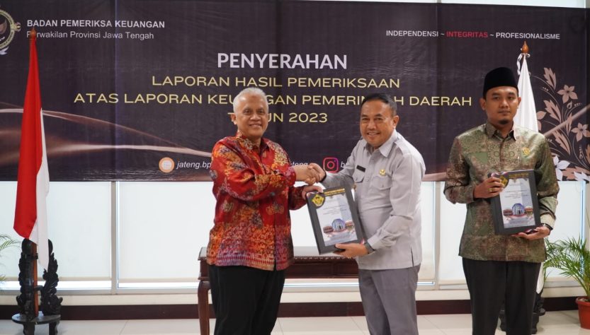 Penjabat (Pj) Bupati Jepara Edy Supriyanta saat penyerahan Laporan Hasil Pemeriksaan (LHP) atas Laporan Keuangan Daerah (LKPD) Tahun 2023 di Kantor BPK Perwakilan Jawa Tengah, Semarang, pada hari Jumat, (3/5/2024)