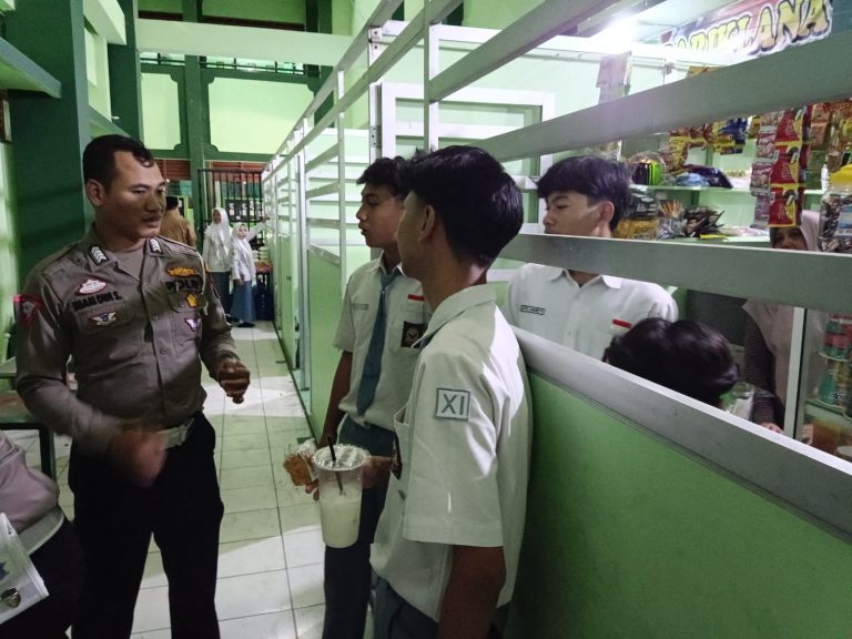 Personel Polres Kudus mampir ke sekolah di Kabupaten Kudus menyusul pengumuman kelulusan siswa SMA dan SMK sederajat (Foto: Humas Polri)