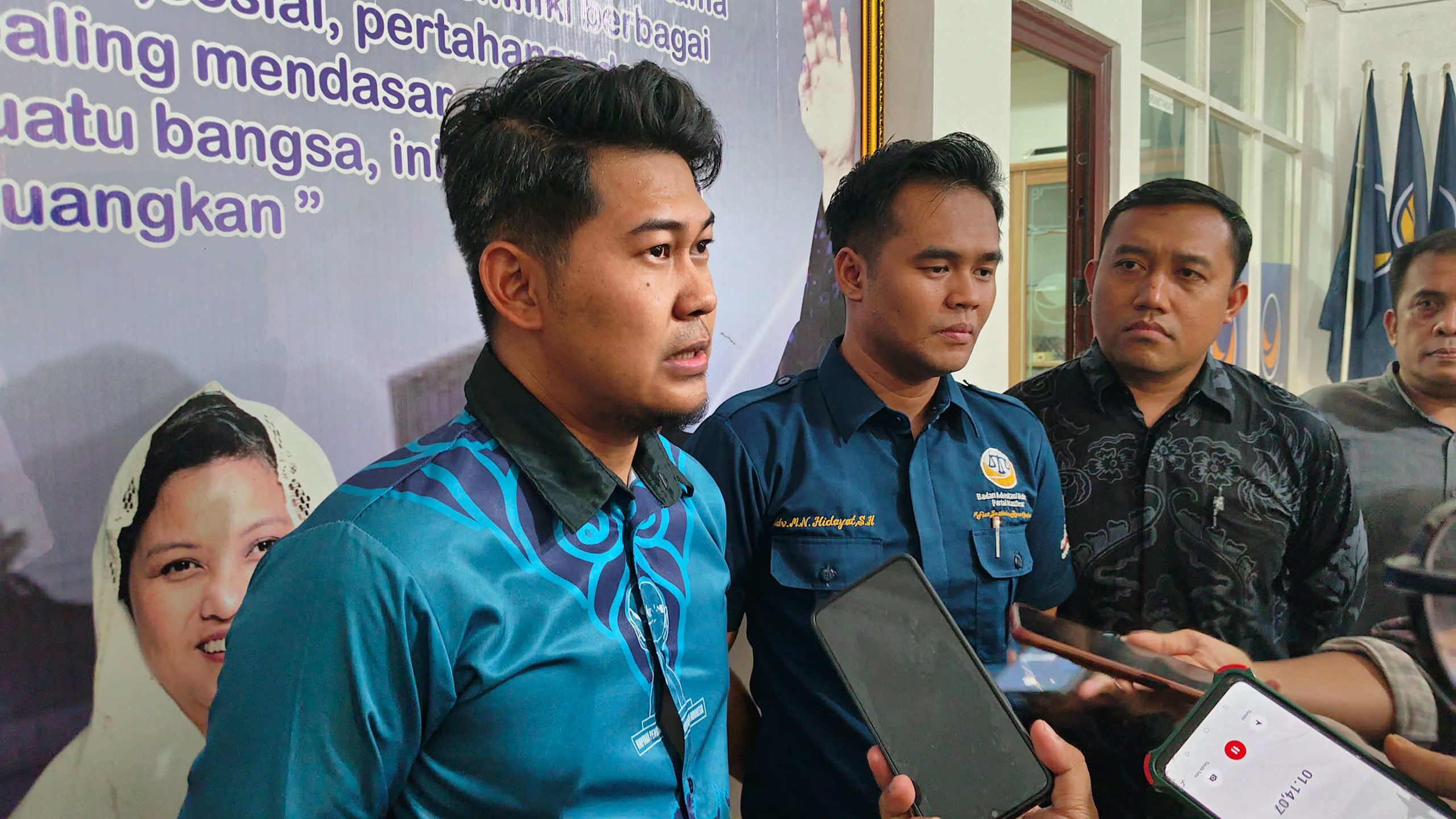 Ketua Himpunan Pengusaha Muda Indonesia (HIPMI) Kabupaten Jepara, Zainal Afrodi datang ke kantor Partai Nasdem Jepara pada Selasa (7/5/2024) mengembalikan formulir pendaftaran calon wakil bupati Jepara