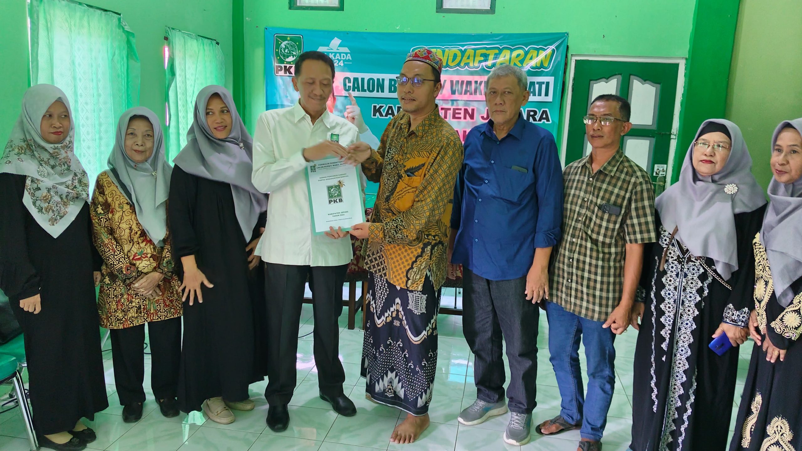 Anas Arba'ani mmenyerahkan berkas pendaftaran Bacabup ke Kantor DPC PKB Jepara pada Jumat (10/5/2024)