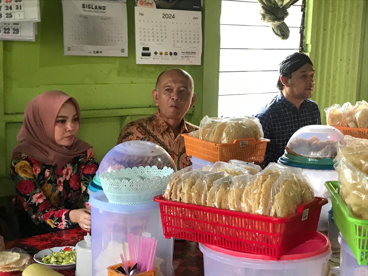 Mantan Bupati Jepara, Dian Kristiandi beserta istrinya makan di warung sederhana sesudah mengambil formulir pendaftaran Bakal Calon Bupati (Bacabup) di DPC Partai Golkar, Kabupaten Jepara pada, Rabu (15/4/2024)