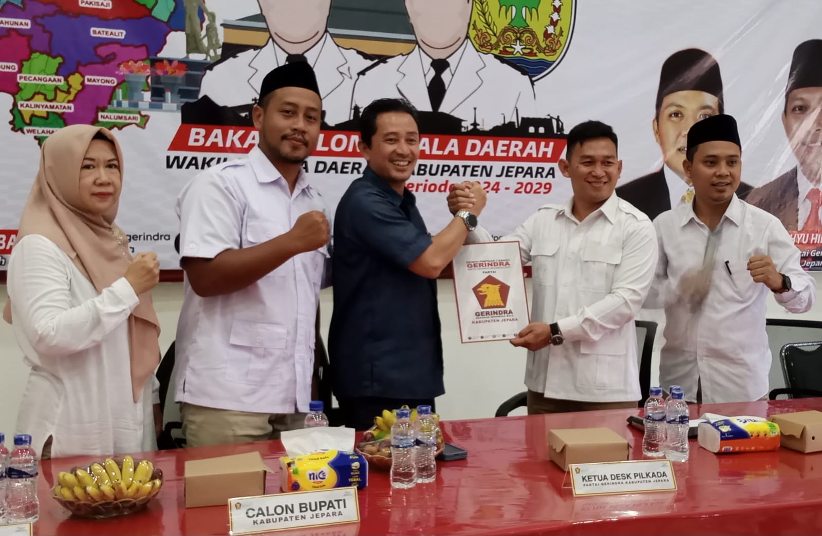 Pengusaha Farisal Adib mendaftar penjaringan bakal calon bupati Jepara di Dewan Pimpinan Cabang (DPC) Partai Gerindra Kabupaten Jepara, pada Jumat (17/5/2024)
