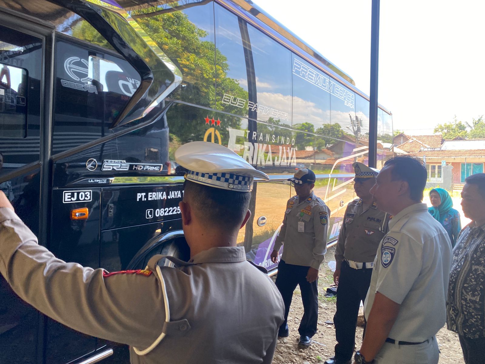 Polres dan Dishub Jepara melakukan ramp check pada kendaraan yang akan mengantarkan calon jemaah haji ke Asrama Haji Donohudan. Sabtu (18/5/2024)
