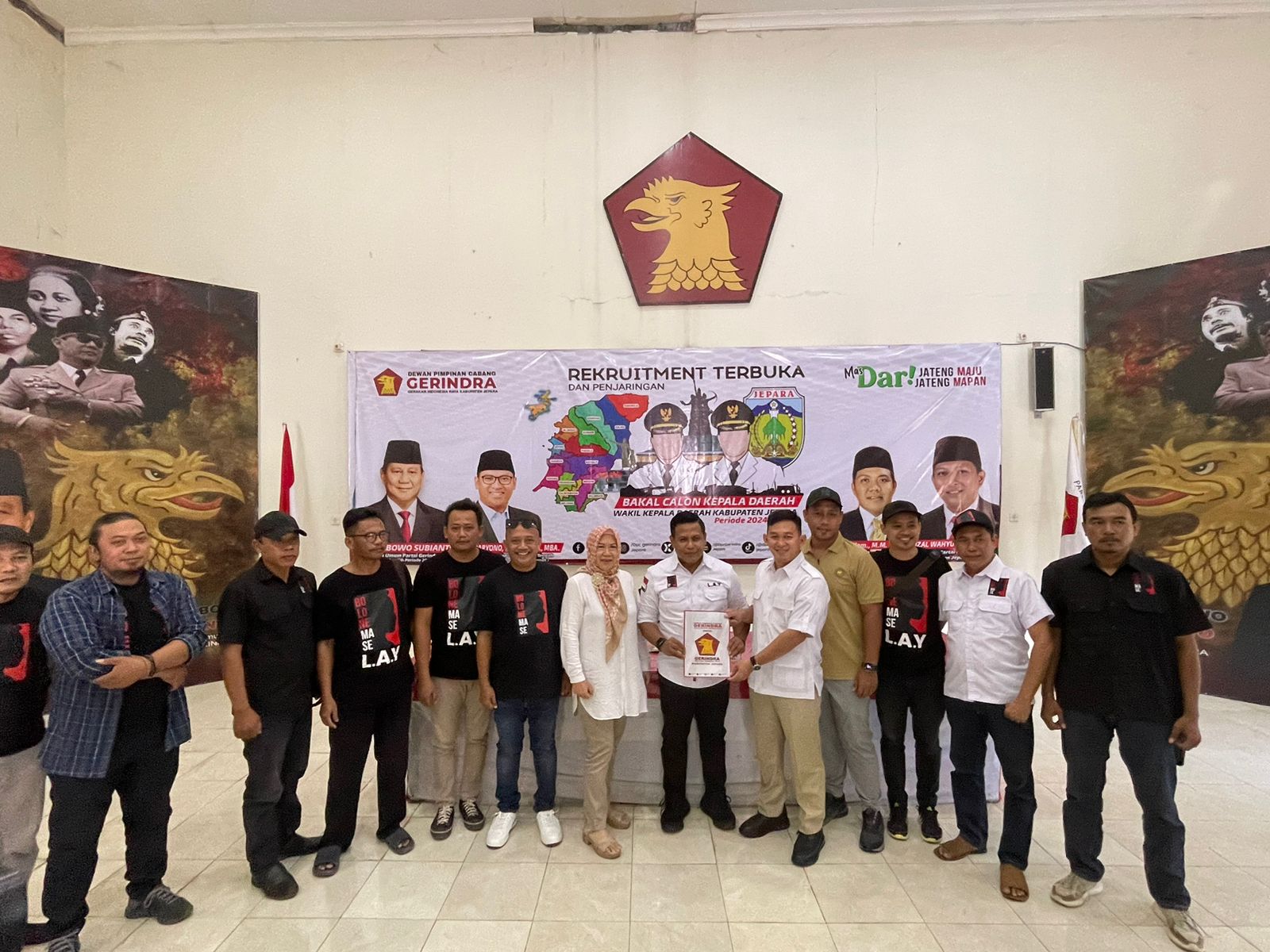 Koordinator Relawan Bolone Mase Jepara, Luluk Agus Yulianto (LAY) mendaftarkan penjaringan Calon Bupati Jepara di Dewan Perwakilan Cabang (DPC) Partai Gerakan Indonesia Raya (Gerindra) Kabupaten Jepara pada Minggu (19/5/2024)