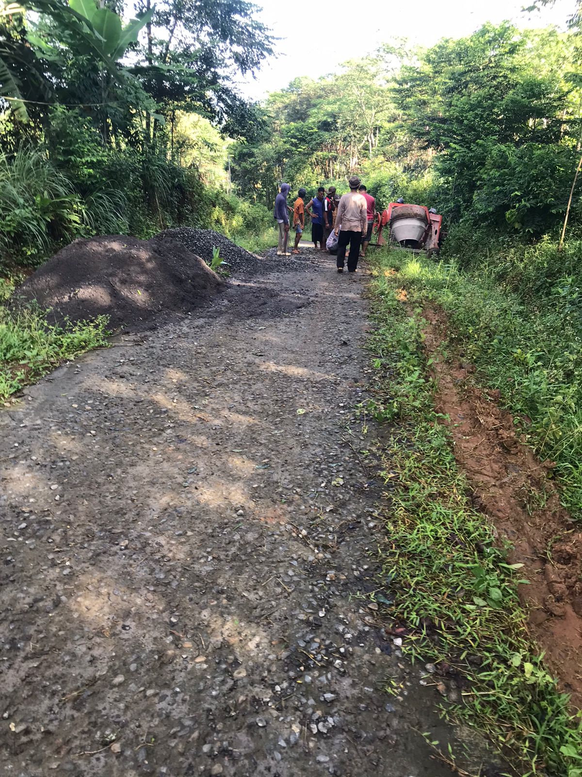 Petinggi Desa Tanjung, Pakis Aji, Jepara, Hariyanto melakukan perbaikan jalan rabat beton di RT 34/05 dan 35/04 dengan uang pribadi