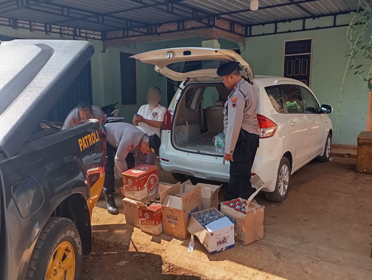 Polres Jepara temukan ratusan botol minuman keras (miras) dari warung-warung di wilayah Kecamatan Kembang, Rabu (22/5/2024)