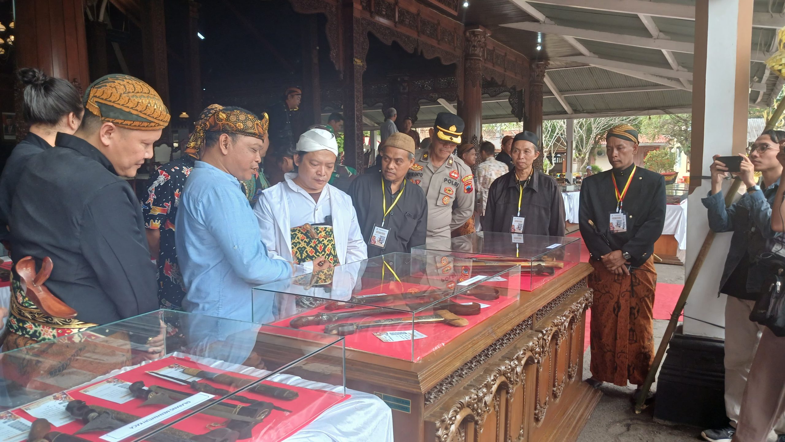 Sebanyak 200 senjata pusaka tradisional atau tosan aji dipamerkan dalam rangka Pemeran Edukasi Tosan Aji Jepara, pada Sabtu (25/5/2024).