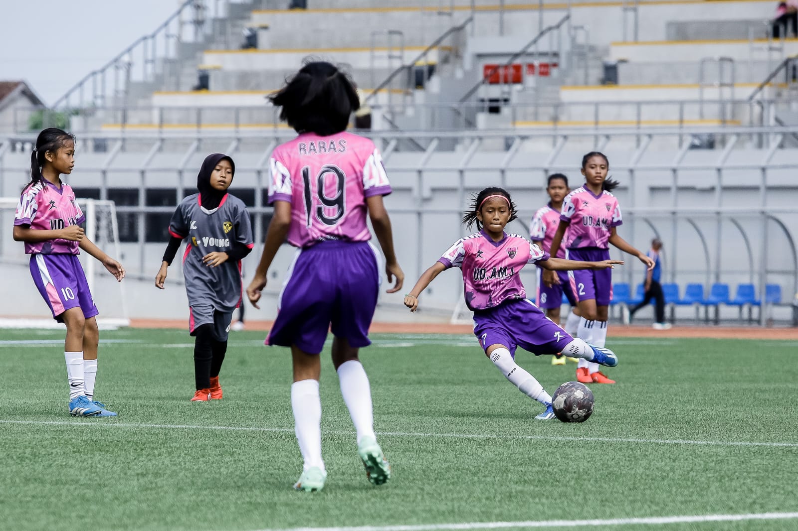 Laskar Jepara Putri berhasil memuncaki klasemen sementara dengan 12 poin usai mengalahkan Galaxinesia dengan skor 1-0 dalam MilkLife Soccer League yang diselenggarakan di Supersoccer Arena, Rendeng, Kudus, Jawa Tengah, Minggu (26/5)