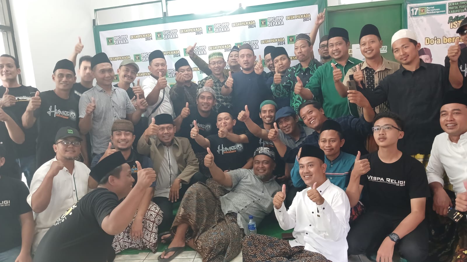 Ketua Santri Gayeng Nusantara (SGN) Kabupaten Jepara, Fathurrohman mendaftar penjaringan bakal calon bupati (bacalon) melalui Partai Persatuan Pembangunan (PPP) Kabupaten Jepara pada, Senin (27/5/2024).