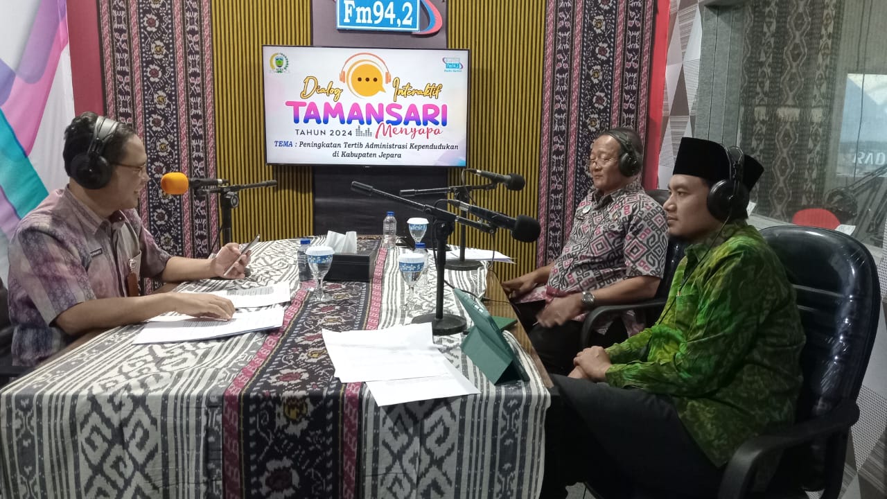 Dialog interaktif Tamansari Menyapa bertajuk 'Peningkatan Tertib Administrasi Kependudukan di Kabupaten Jepara' di Radio Kartini pada Rabu, (29/5/2024).