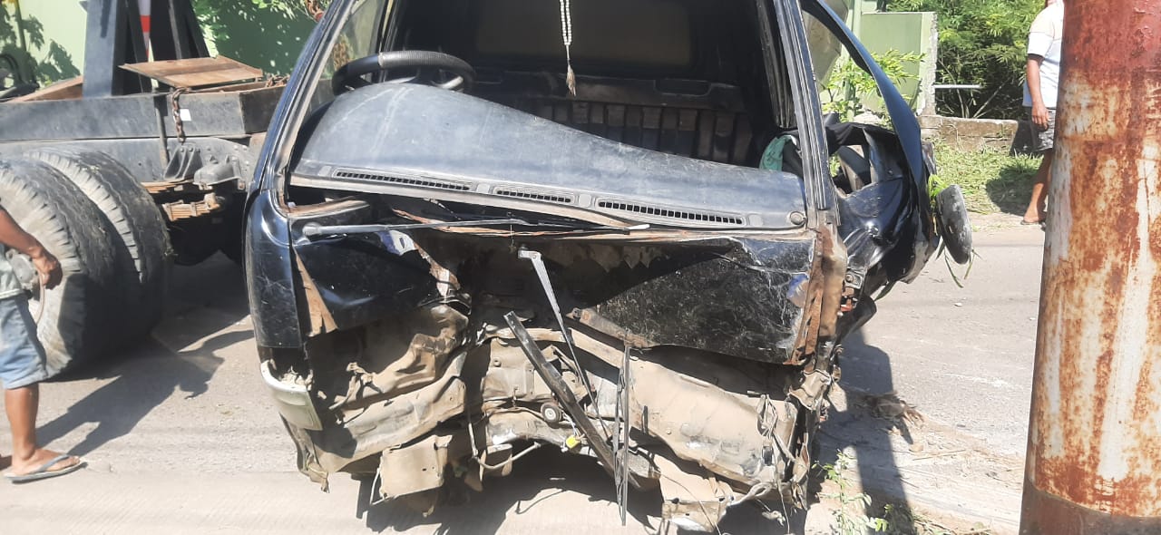 Mobil boks berisi kumpulan petani terjun bebas di sungai Desa Troso, Kecamatan Pecangaan, Kabupaten Jepara pada Rabu (29/5/2024)