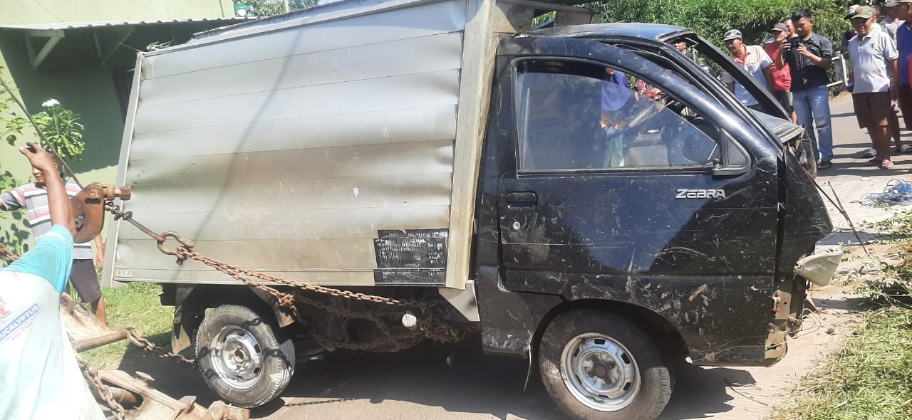 Mobil Boks Angkut Petani Terjun Bebas di Sungai Troso Jepara 1 kondisi mobil boks usai terjun bebas