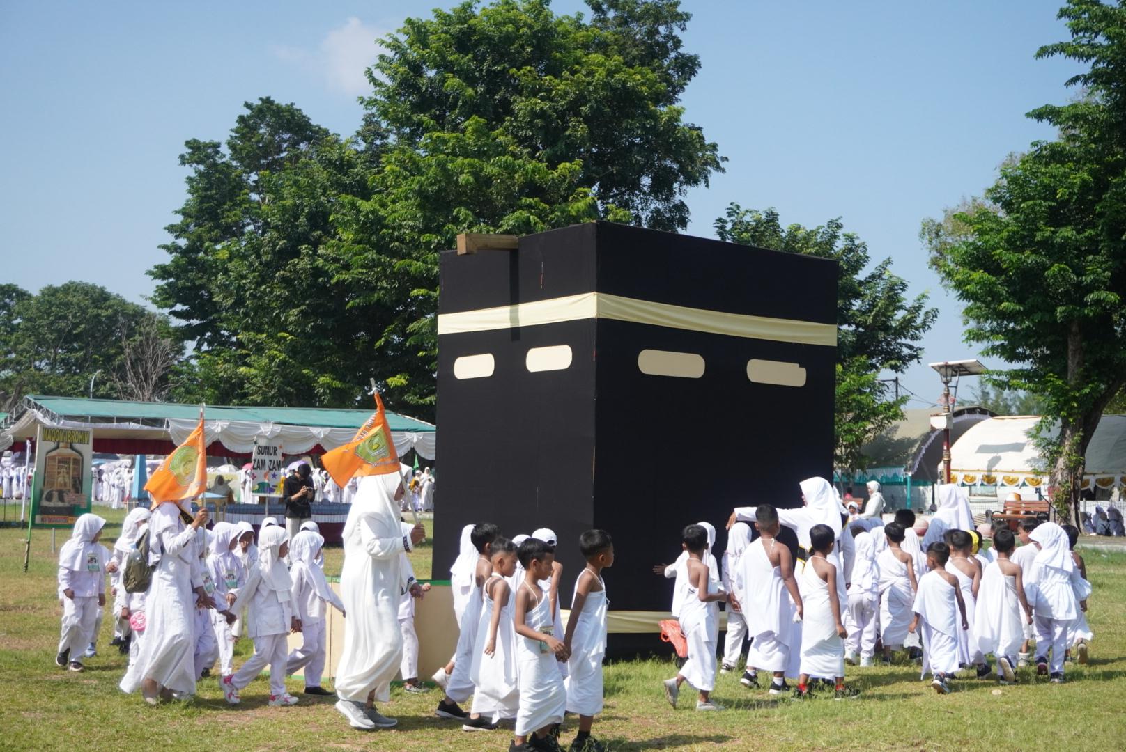Murid Raudlatul Athfal/Bustanul Athfal (RA/BA) di Kabupaten Jepara mengikuti kegiatan manasik haji di Pantai Kartini, Jepara, pada Rabu (29/5/2024).