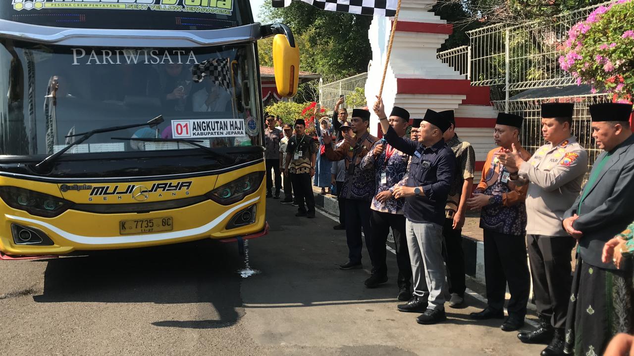 Calon jemaah haji (Calhaj) asal Jepara diberangkatkan menuju asrama haji Donohudan, Boyolali, Jawa Tengah, Kamis, 29 Mei 2024