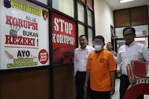 Mantan Sekretaris desa (Sekdes) Cendono periode 2002-2021 (kaos oranye) ditetapkan sebagai tersangka korupsi penjualan tanah kas desa (ANTARA)