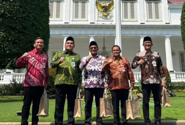Pj Bupati Kudus ketika berfoto bersama kepala daerah lain yang mendapat penghargaan serupa, Senin (27/5/2024) (Foto: ANTARA JATENG)