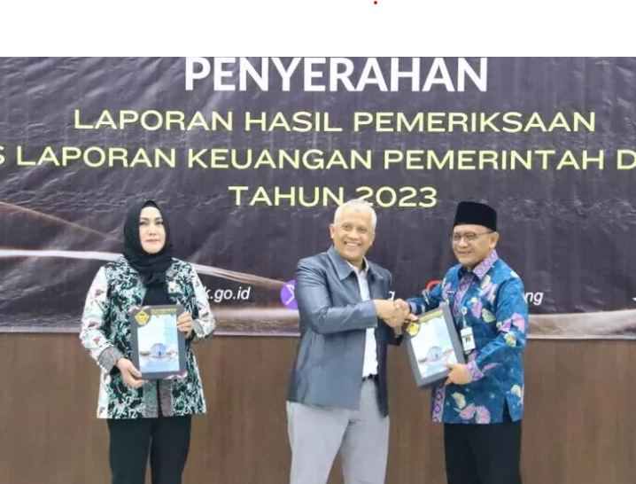 Penyerahan predikat dari Badan Pemeriksaan Keuangan (BPK) Republik Indonesia (RI) Perwakilan Provinsi Jawa Tengah kepada Pj Bupati Kudus Hasan Chabibie berlangsung pada Rabu (22/5/2024) (Foto: Suara Merdeka Muria)