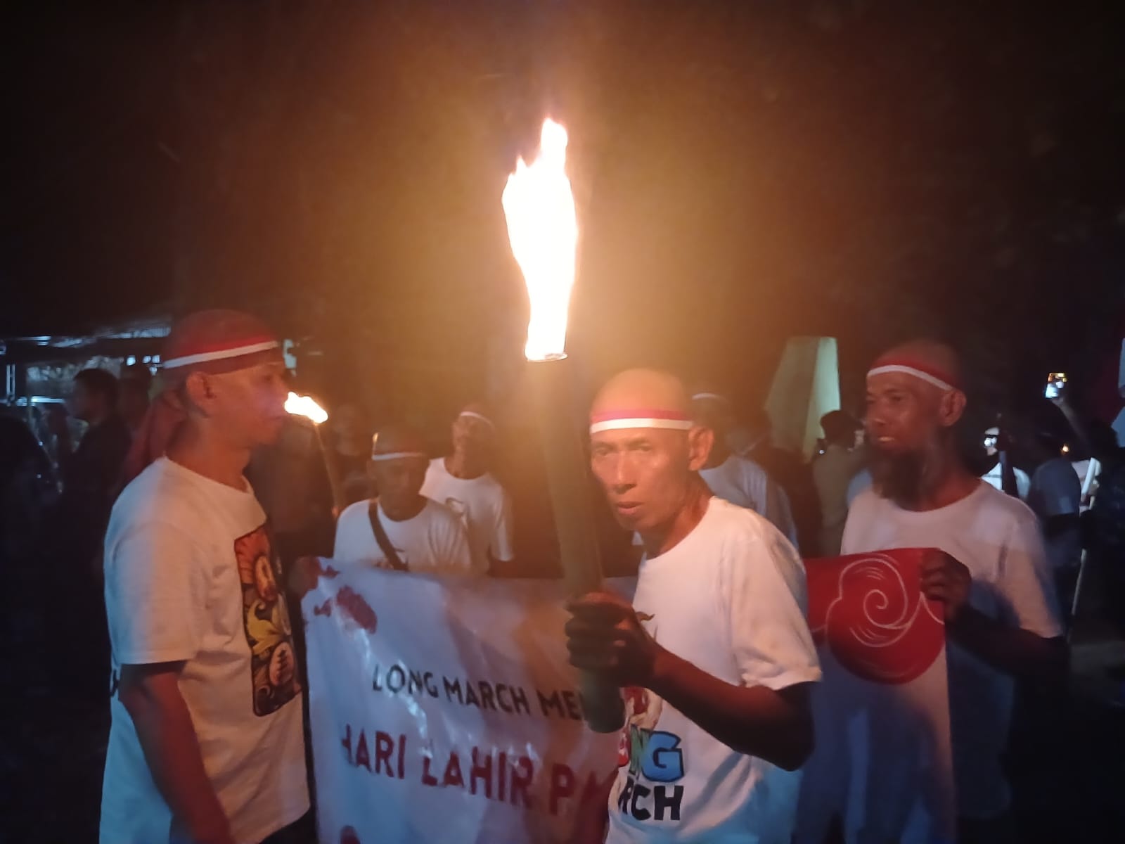 Peringati Hari Lahir Pancasila, Ratusan Masyarakat Jepara Long March 44 KM 1 Para peserta long march menyalakan obor sebagai penerangan dan pembakar semangat