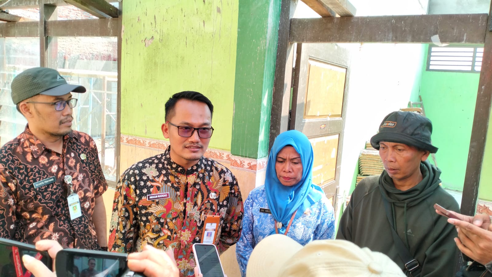 Perbaikan Ruang Kelas SD N 6 Hadipolo Capai 40 Persen 1 Kabid Pendidikan Dasar pada Dinas Pendidikan, Kepemudaan dan Olahraga (Disdikpora) Kabupaten Kudus, Anggun Nugraha saat meninjau pelaksanaan rehab SDN 6 Hadipolo