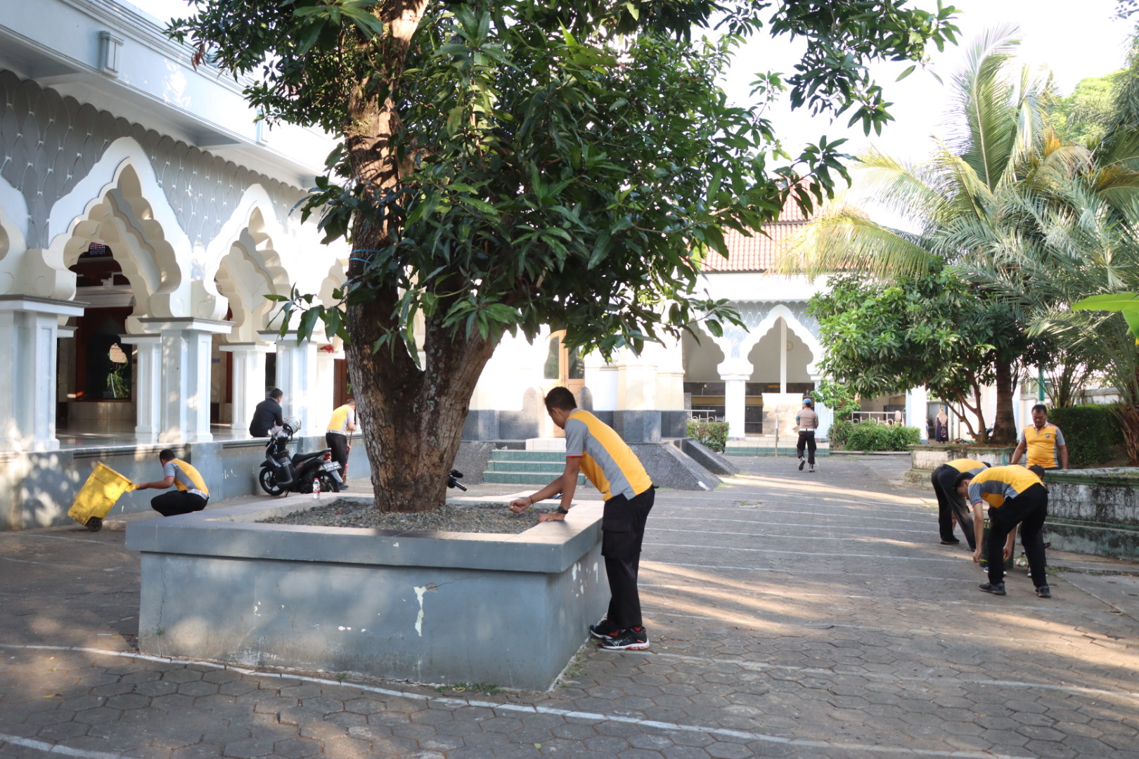 Personel Polres Jepara turun kerja bakti bersih-bersih tempat ibadah dalam kegiatan bakti religi menyambut Hari Bhayangkara ke-78 pada Jumat (21/6/2024)