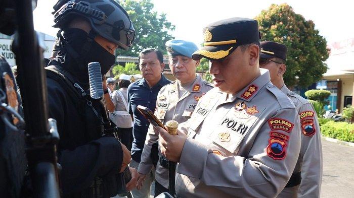 Kapolres Kudus AKBP Dydit Dwi Susanto melakukan pengecekan terhadap gawai para personelnya pada Selasa (18/6) (Foto: TribunBanyumas)