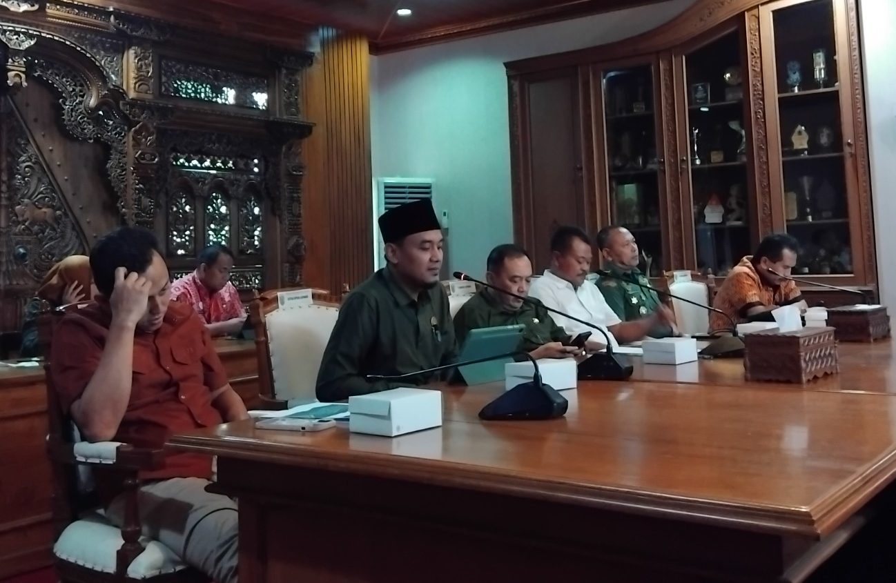 Ketua DPRD Jepara saat Focus Group Discussion (FGD) Forkopimda Bersama Tokoh Agama yang bertajuk “Menjaga Kondisifitas Wilayah melalui Upaya Meningkatkan Kerukunan Kehidupan Beragama” di Ruang Command Center Setda Jepara