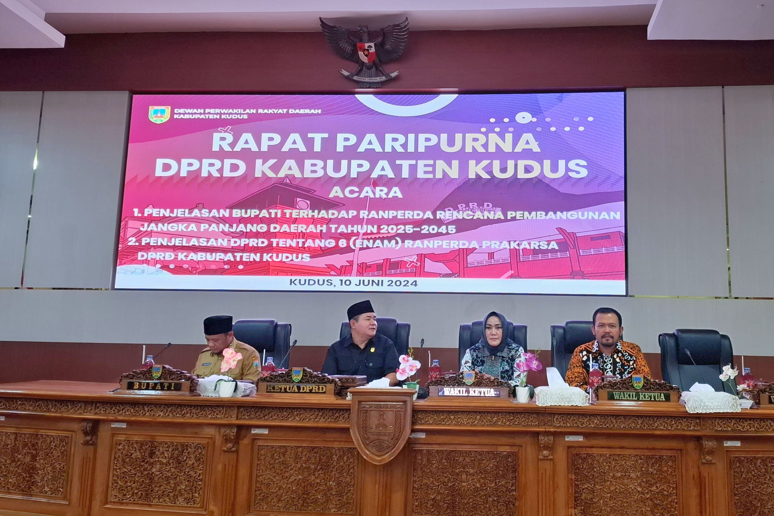 Ketua DPRD Kabupaten Kudus, Masan memimpin Rapat Paripurna di Ruang Rapat Paripurna DPRD Kabupaten Kudus