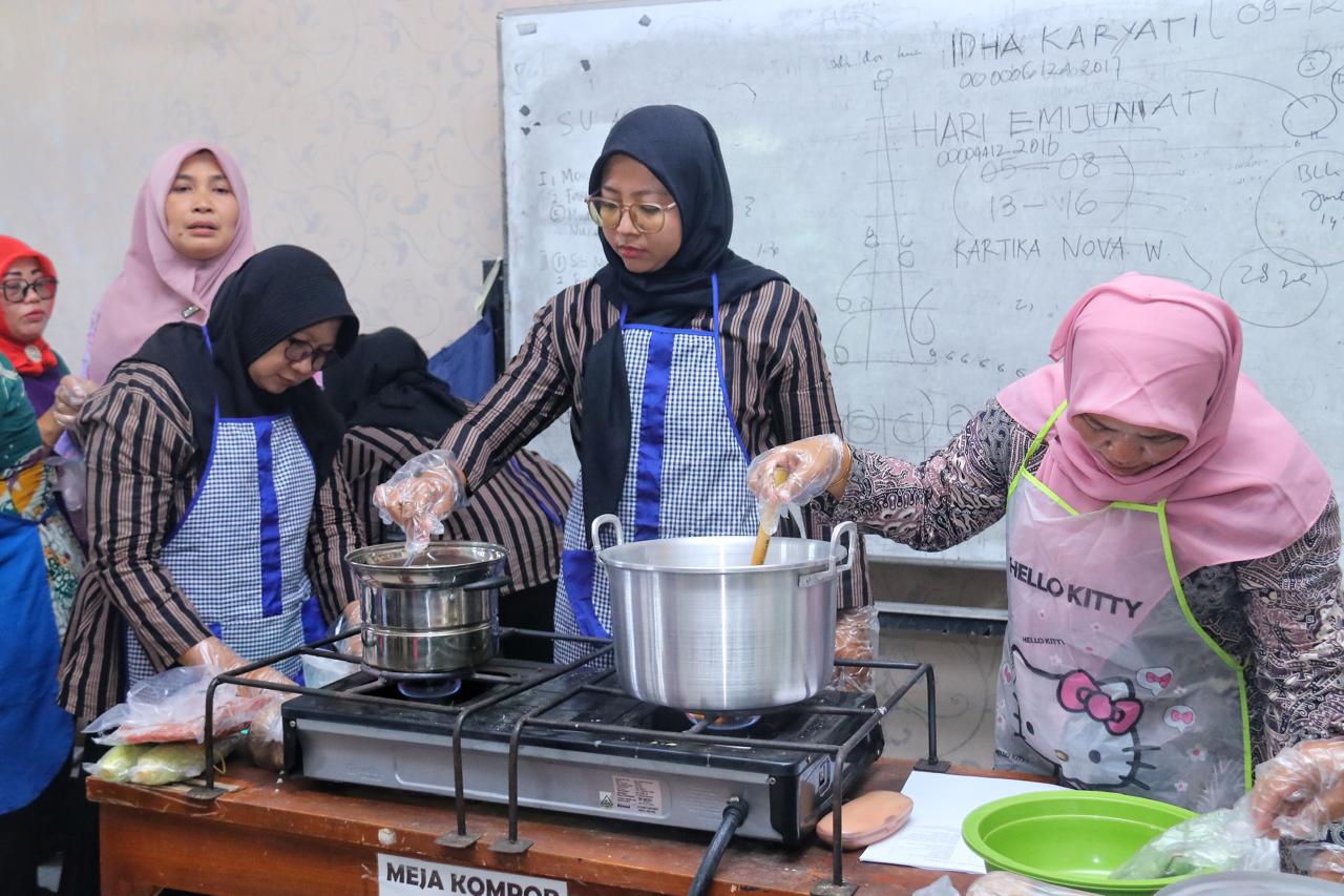 Tim Penggerak PKK Kabupaten Kudus menyelenggarakan pelatihan pembuatan menu cegah stunting melalui program Kedai Balita
