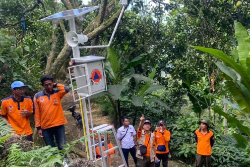 Petugas BPBD Kudus melakukan pemasangan alat deteksi dini bencana tanah longsor di tiga desa rawan tanah longsor di Kabupaten Kudus (Foto: ANTARA)