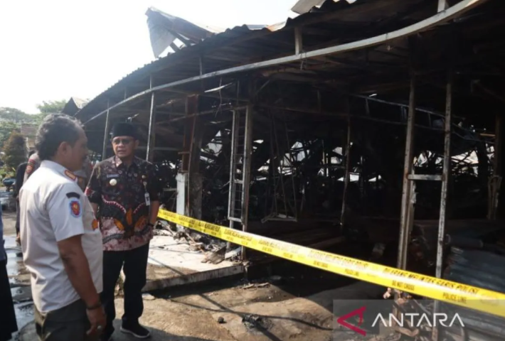 Pj Bupati Kudus memastikan akan menyiapkan kios jualan darurat untuk para pedagang yang menjadi korban kebakaran Pasar Barang Bekas di Desa Jati Wetan (Foto: ANTARA)