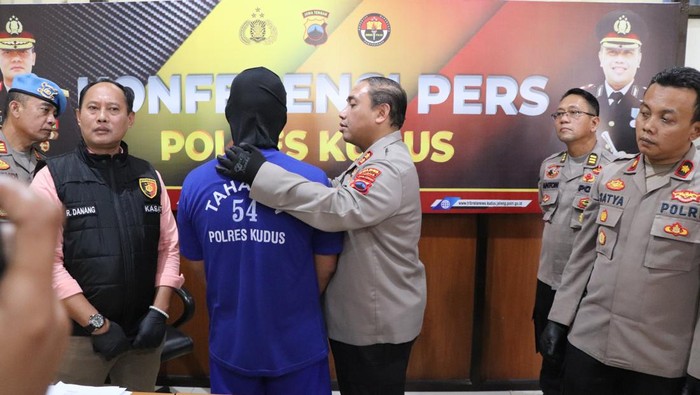 pengurus pondok pesantren yang menghukum santrinya mencelupkan tangan ke air panas dihadirkan dalam pers rilis di Mapolres Kudus, Kamis (13/6/2024)