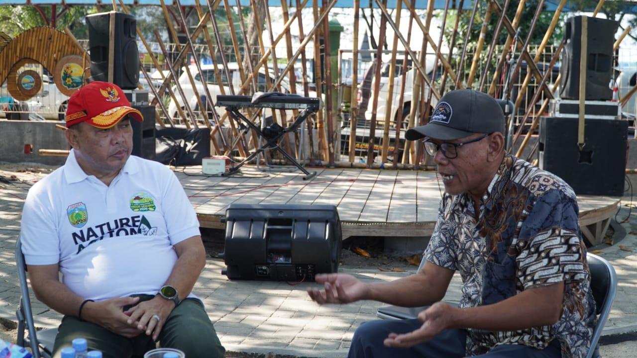 Rayakan Hari Ukir Nasional, Jepara akan Gelar Lomba Ukir dan Pameran Seni Ukir Tiga Generasi 1 diskusi Pj Bupati Jepara Edy Supriyanta bersama pengurus Yayasan Pelestari Ukir Jepara yang berlangsung di Pancen Joss Sunset, area Pantai Kartini Jepara, Jumat (12/7/2024).