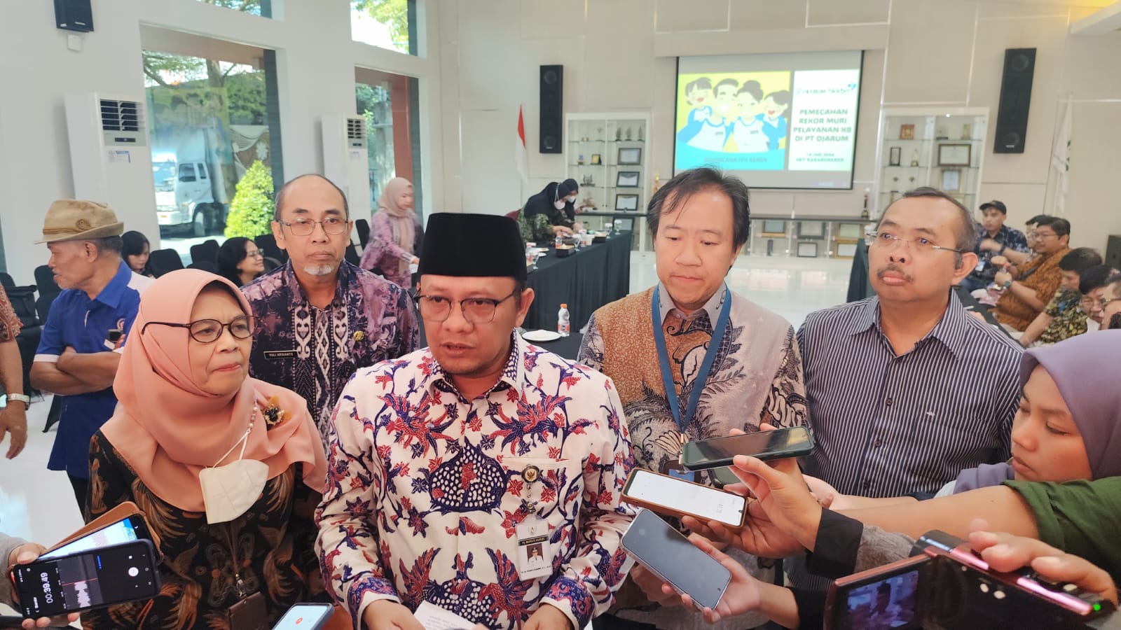 PT Djarum Catatkan MURI Pelayanan KB untuk 1.327 Karyawan 1 Pj Bupati Kudus, Muhammad Hasan Chabibie yang hadir dalam agenda pemecahan rekor MURI di PT Djarum
