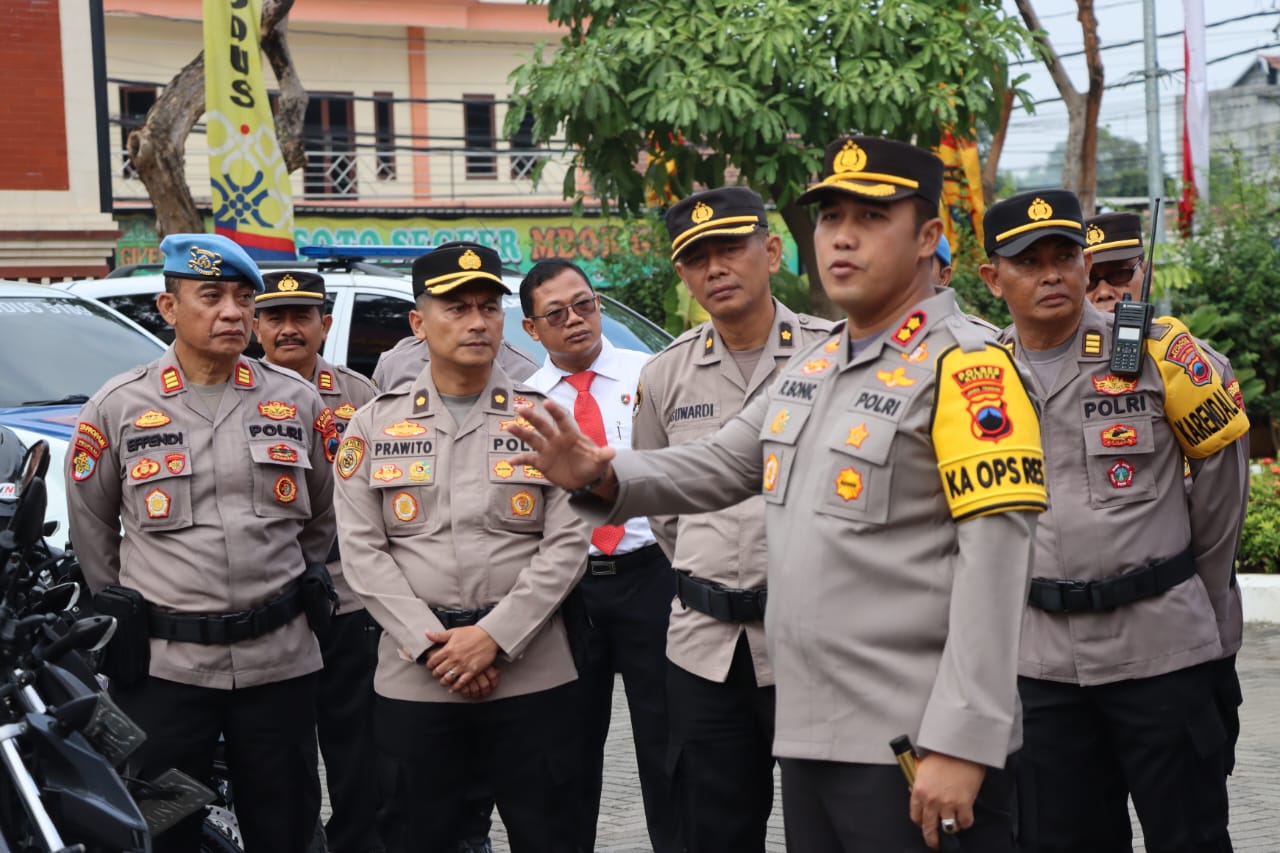 Jelang Pilkada, Kendaraan Dinas Personel Polres Kudus Diperiksa 1 Kapolres Kudus AKBP Ronni Bonic melakukan pengecekan kendaraan dinas para personel pada Selasa (23/7/2024)