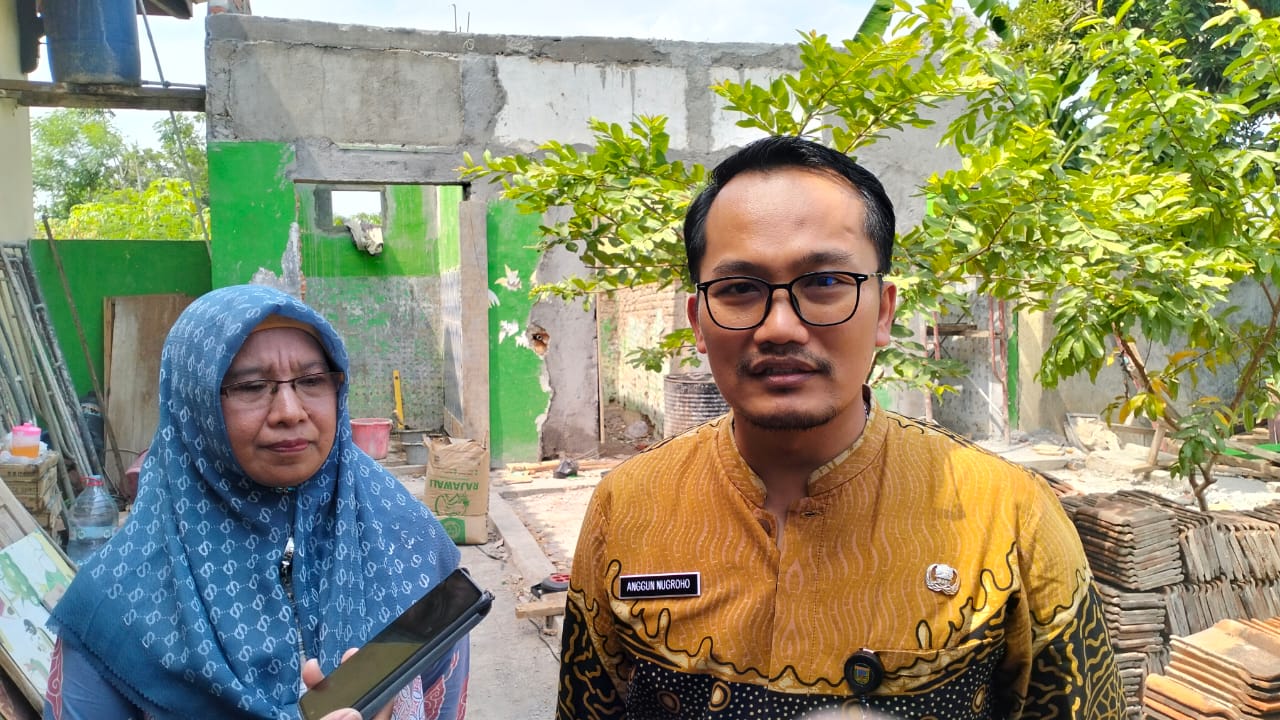 Kabid Pendidikan Dasar pada Dinas Pendidikan, Kepemudaan dan Olahraga Kabupaten Kudus, Anggun Nugraha saat meninjau proses pengerjaan rehab jamban di SDN 6 Terban, Rabu, 24 Juli 2024