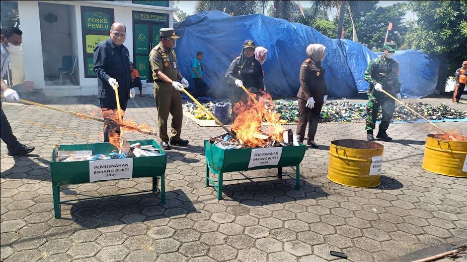 Kejaksaan Negeri (Kejari) Kabupaten Jepara saat melakukan pemusnahan barang bukti tindak kriminal dari 57 perkara di Halaman Kantor Kejari Jepara, Selasa (6/8/24) (foto: Joglo Jateng)
