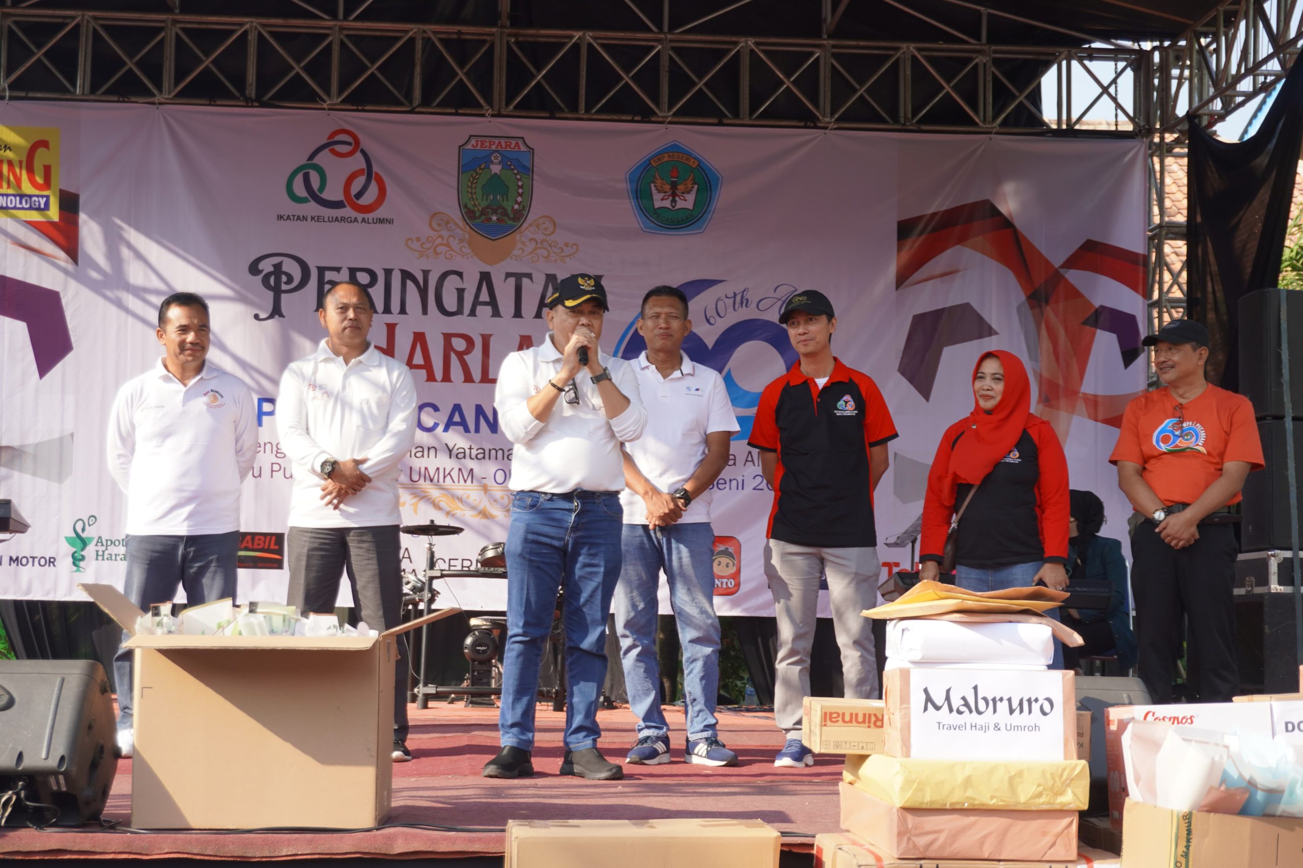 Penjabat (Pj) Bupati Jepara, Edy Supriyanta melaunching beasiswa alumni dalam perhelatan Hari Lahir (Harlah) SMPN 1 Pecangaan ke-60 (istimewa)