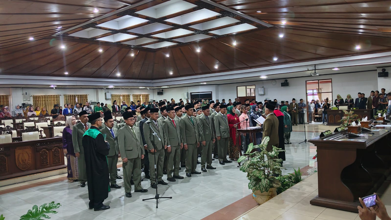 Latifun Dilantik jadi Anggota DPRD Jepara: Saya Akan Kawal Kepentingan Masyarakat 2 Pelantikan 50 anggota dewan DPRD Jepara berlangsung dalam rapat paripurna pada Selasa (13/8/2024) di Ruang Graha Paripurna Gedung DPRD Jepara