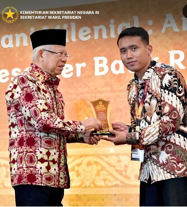 Wakil Presiden RI Prof. Dr. K.H. Ma'ruf Amin menyerahkan penghargaan Petani Milenial Penggiat Ekpor Rempah Nasional kepada Mahasiswa Agribisnis Universitas Muria Kudus, Arrobaniy Satrio Wicaksono Asshidiqy pada acara Gemar Rempah Nusantara Tahun 2024, Kamis (08/08/2024).