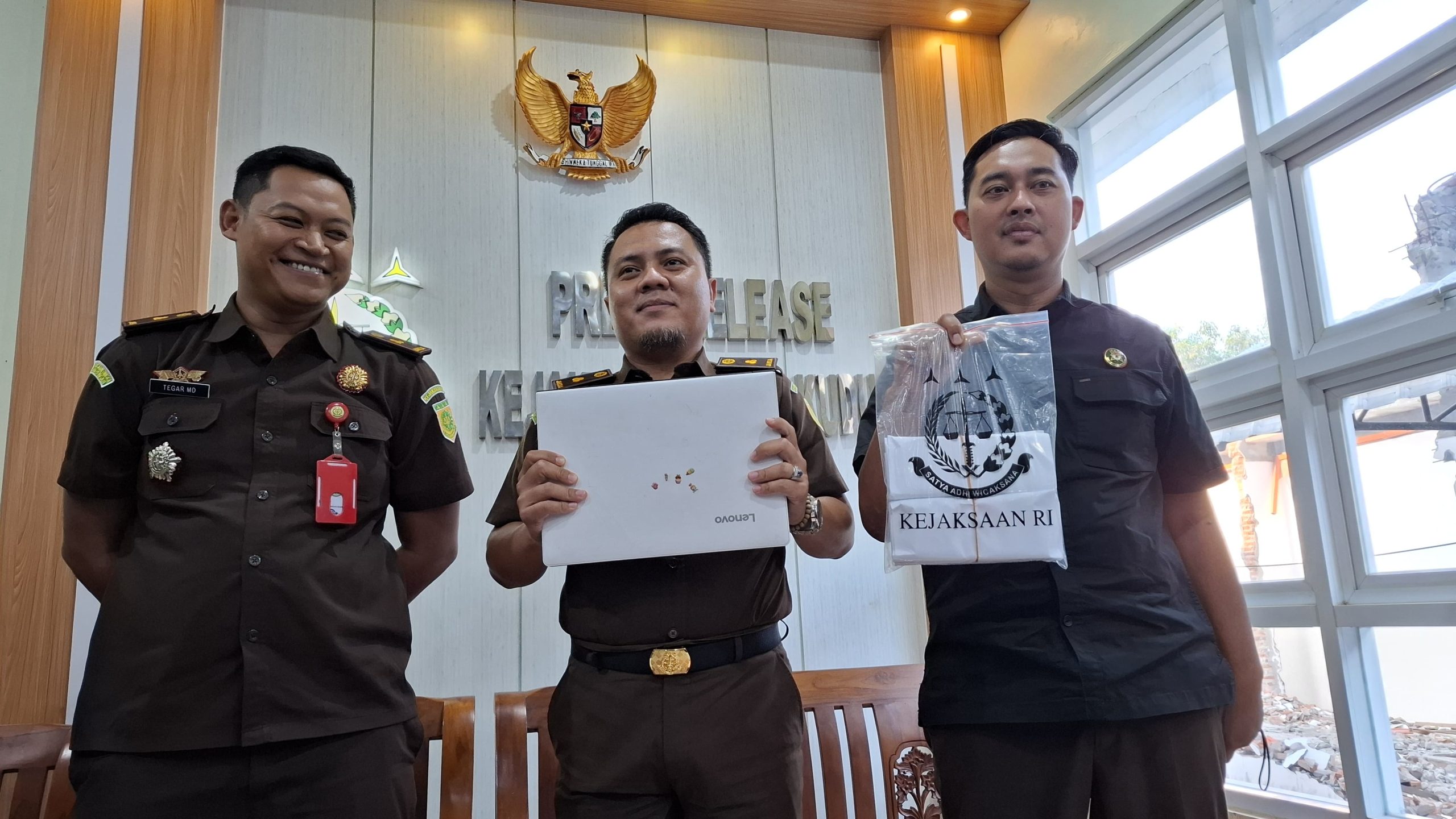 Sejumlah barang bukti yang dibawa Kejari Kudus setelah menggeledah Kantor Dinas Tenaga Kerja, Perindustrian, Koperasi dan Usaha Kecil, Mikro, dan Menengah (UKM) Kabupaten Kudus pada Senin (19/8/2024) (sumber: istimewa)