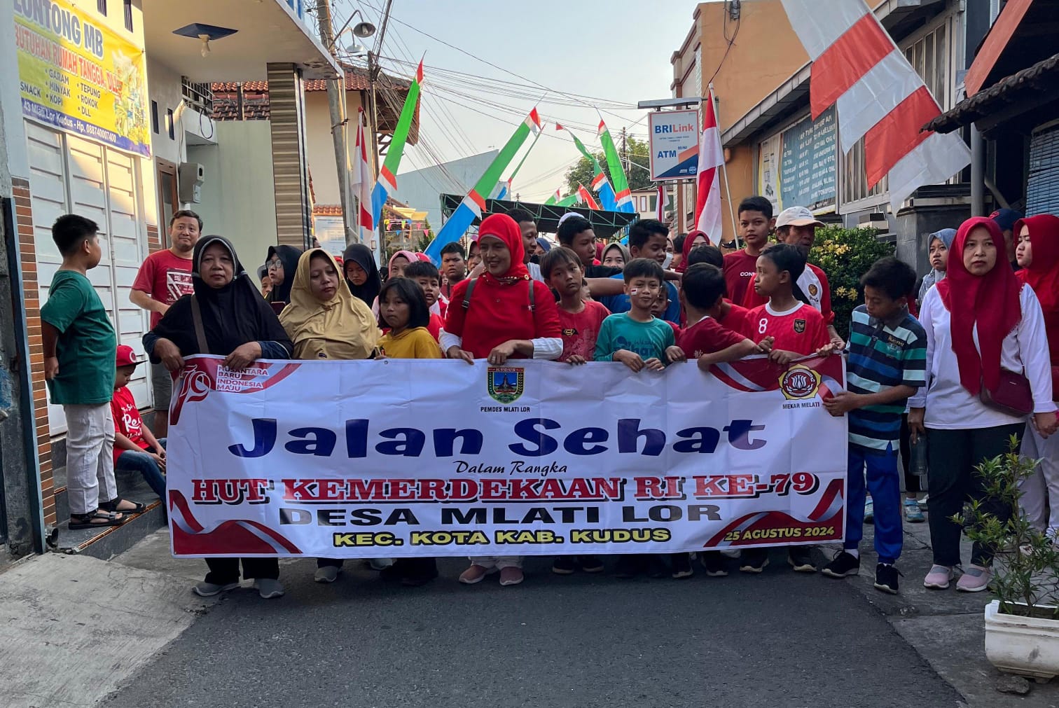 Jalan sehat memperingati HUT RI ke-79 yang digelar oleh Pemdes Desa Mlati Lor, Kudus bekerja sama dengan Karang Taruna setempat pada Minggu pagi (25/8/2024).