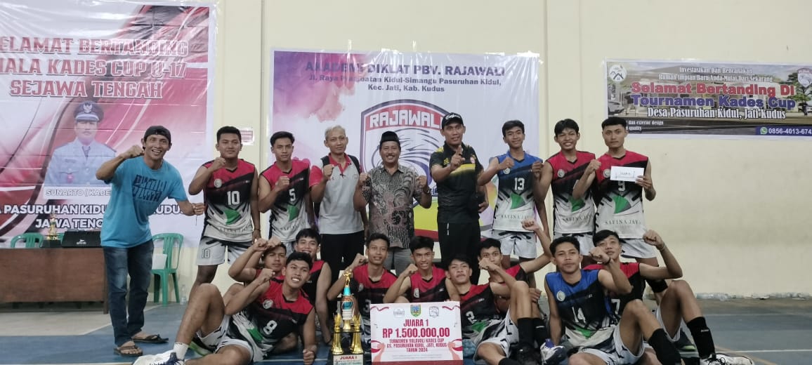 Tim voli SMA NU Al Ma'ruf keluar sebagai juara dalam turnamen bola voli Rajawali Cup